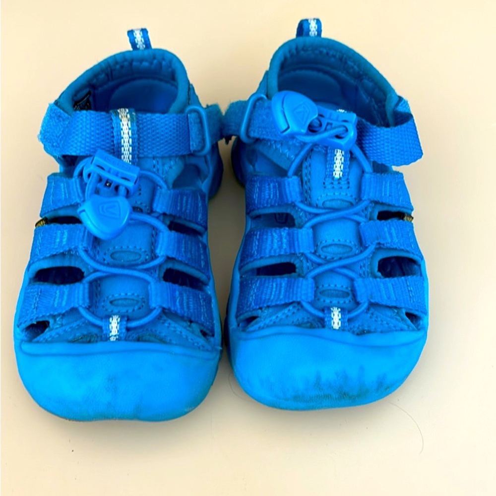 Toddler size 9 keen sandals